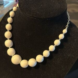 Vintage White LUCITE large graduated  Gumball Bead Necklace small silver EUC